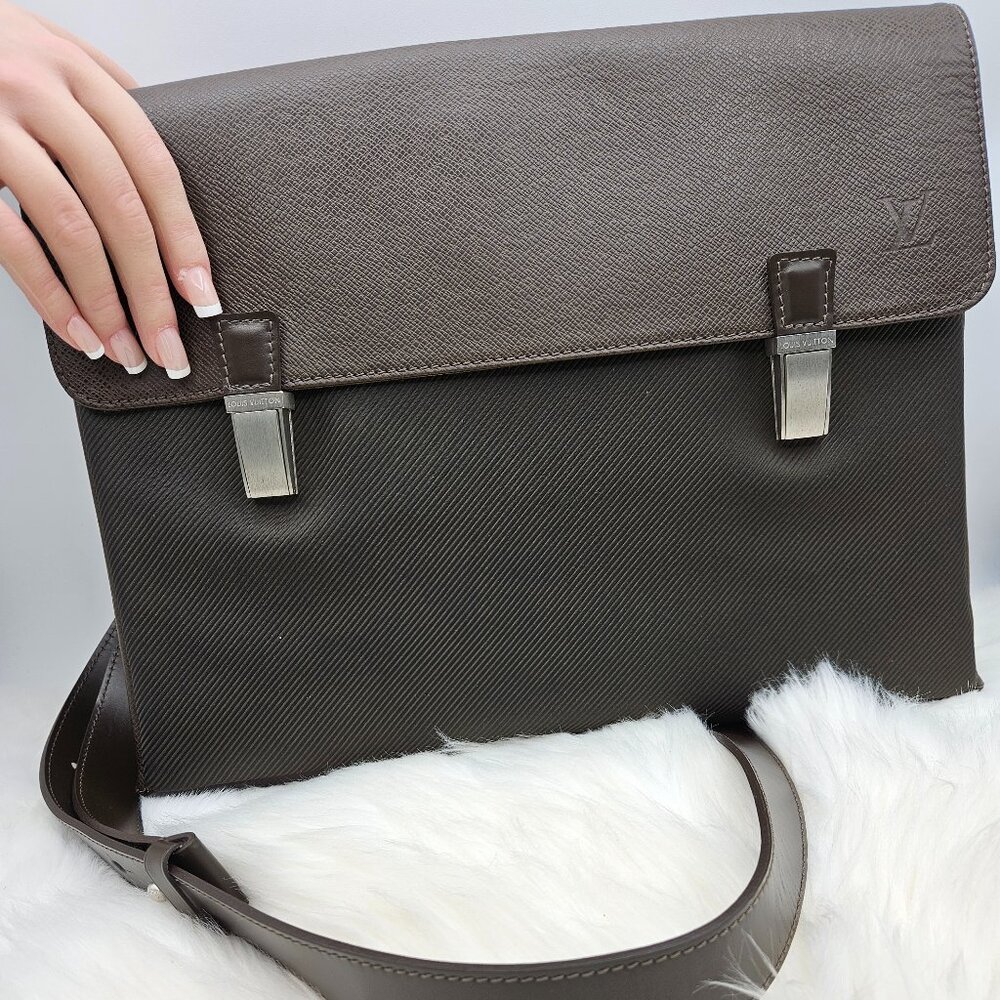 Louis Vuitton   Grizzli Saratov Taiga GM Messenger Bag